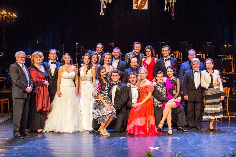 02 Lehár énekverseny A döntő résztvevői a zsűritagokkal