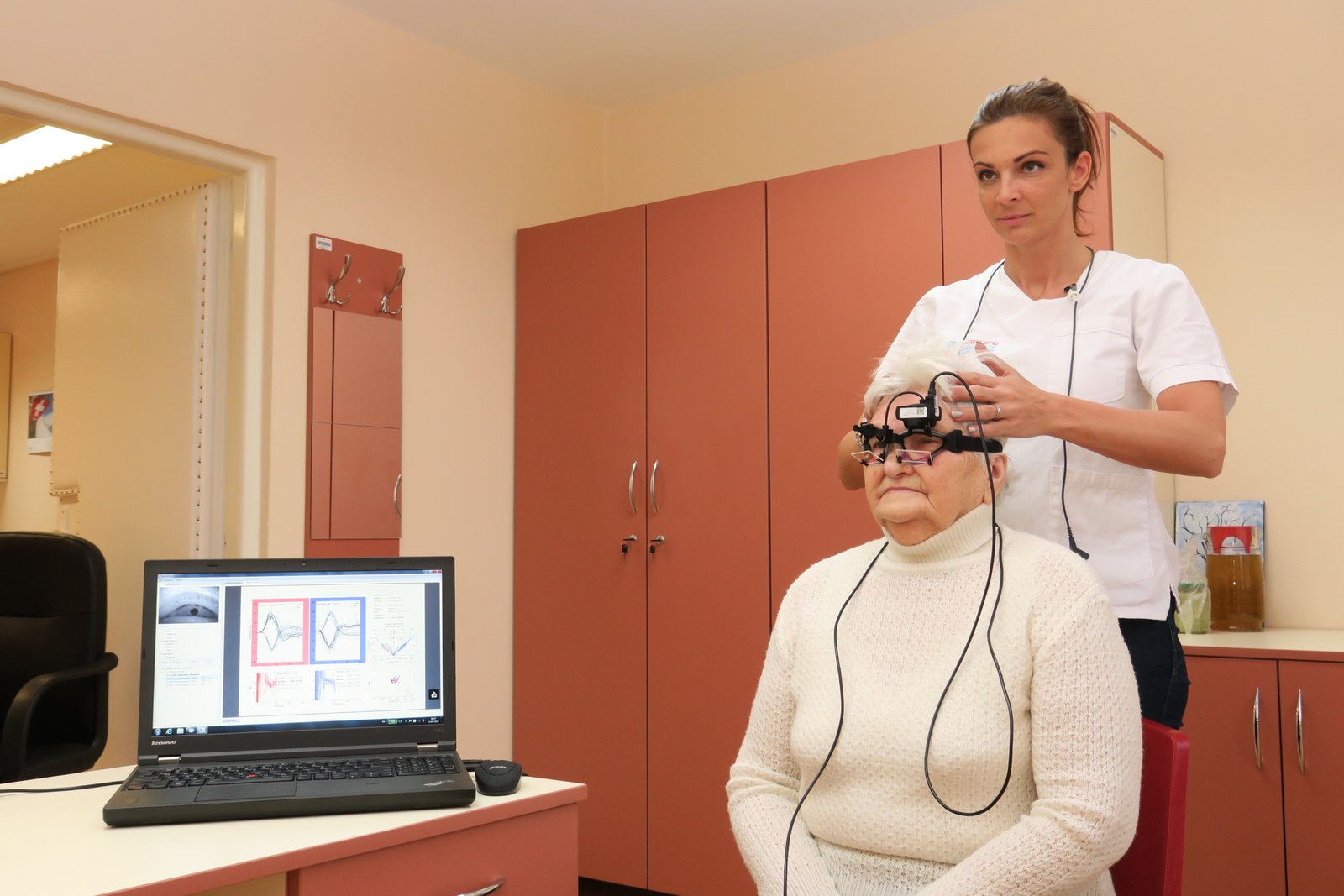 MUDr. Csekesová vyšetruje pacienta metódou vHIT
