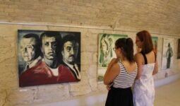 autosuldozesek filmjeleneteit es filmcsillagokat testesit meg vasznan a festomuvesz image 86144 16 9