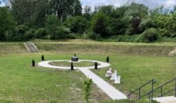 atadas elott all a hosi temeto image 167433 16 9 1