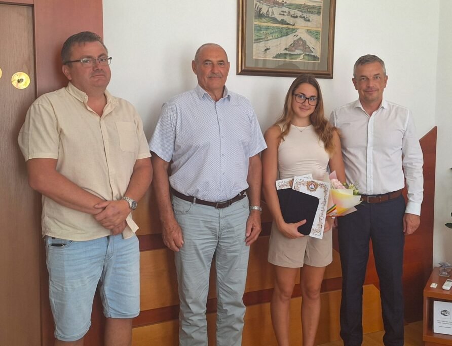 Az egyéni rekordokat döntögető Bartalos Anna Bíborkát fogadták a városházán 3 bartalos0