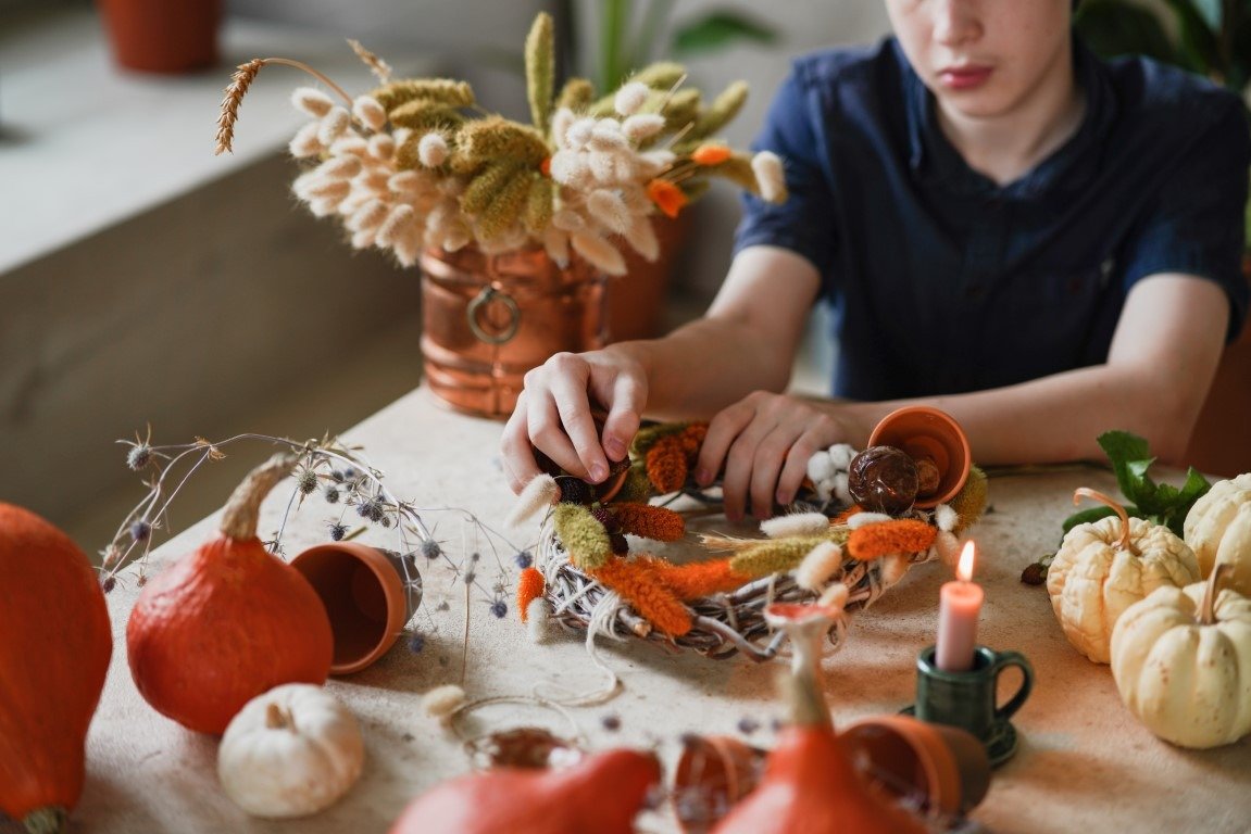 process of creating wreath from dry grass decorat 2025 01 09 01 41 38 utc