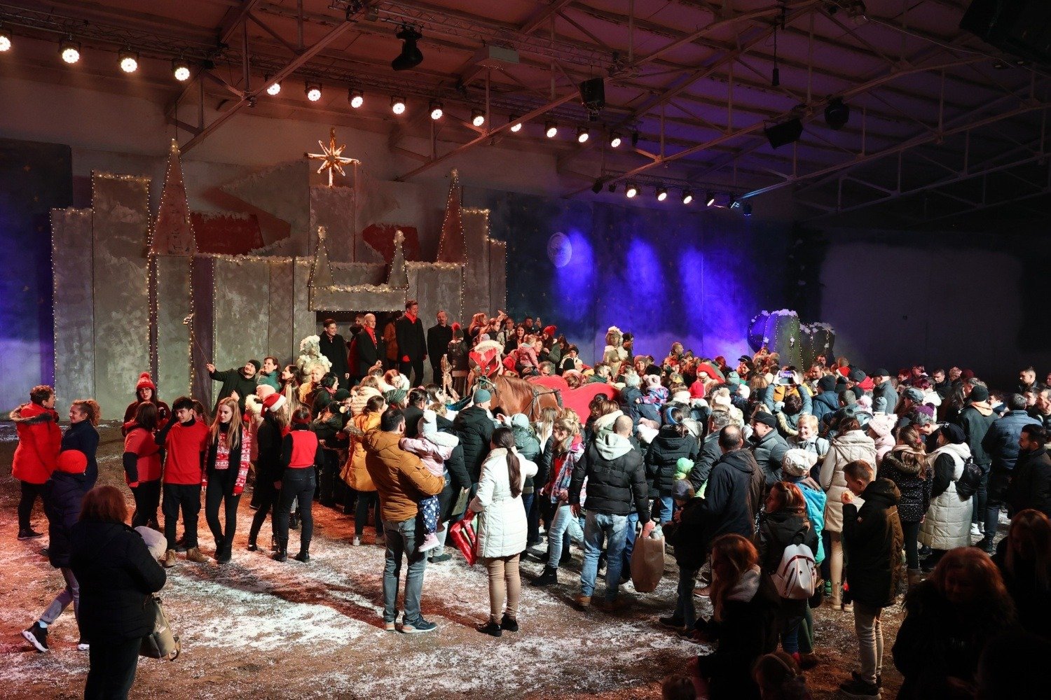 Mikulás Gála a komáromi lovas színházban 7 580999670 1678953119755626 5603533838809828976 n