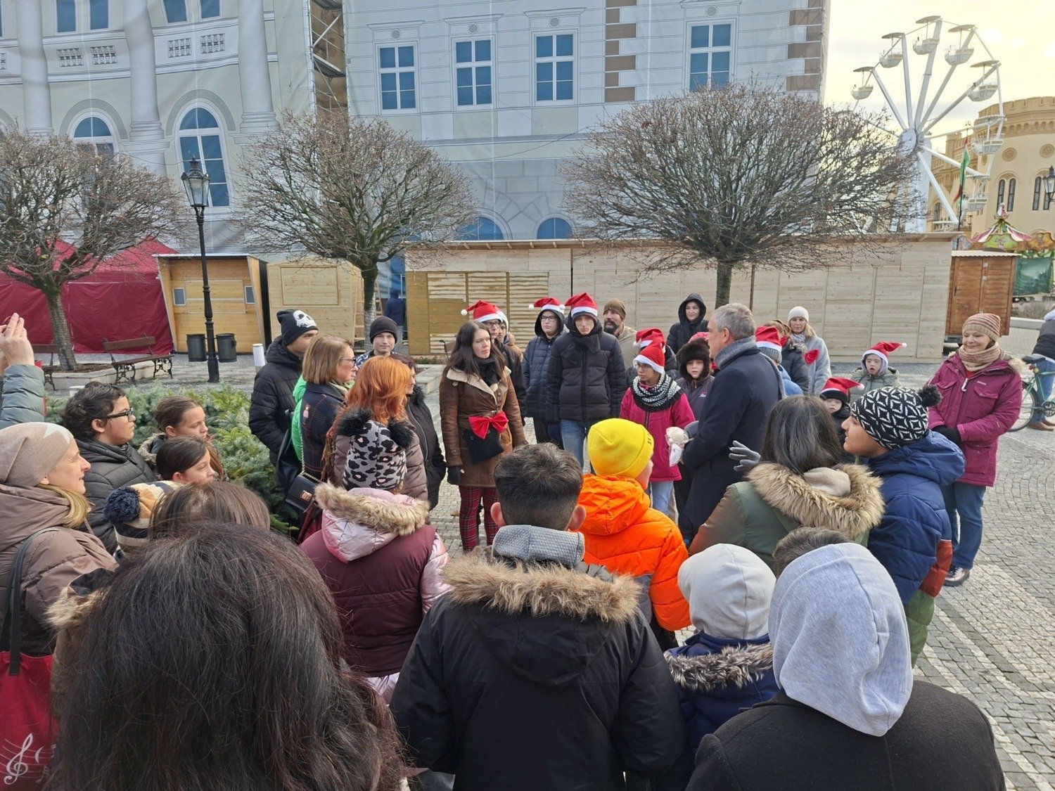 A speciális alapiskola kis diákjai öltöztették díszbe Komárom adventi koszorúját 4 586665676 1428591242601646 6396543100817457058 n