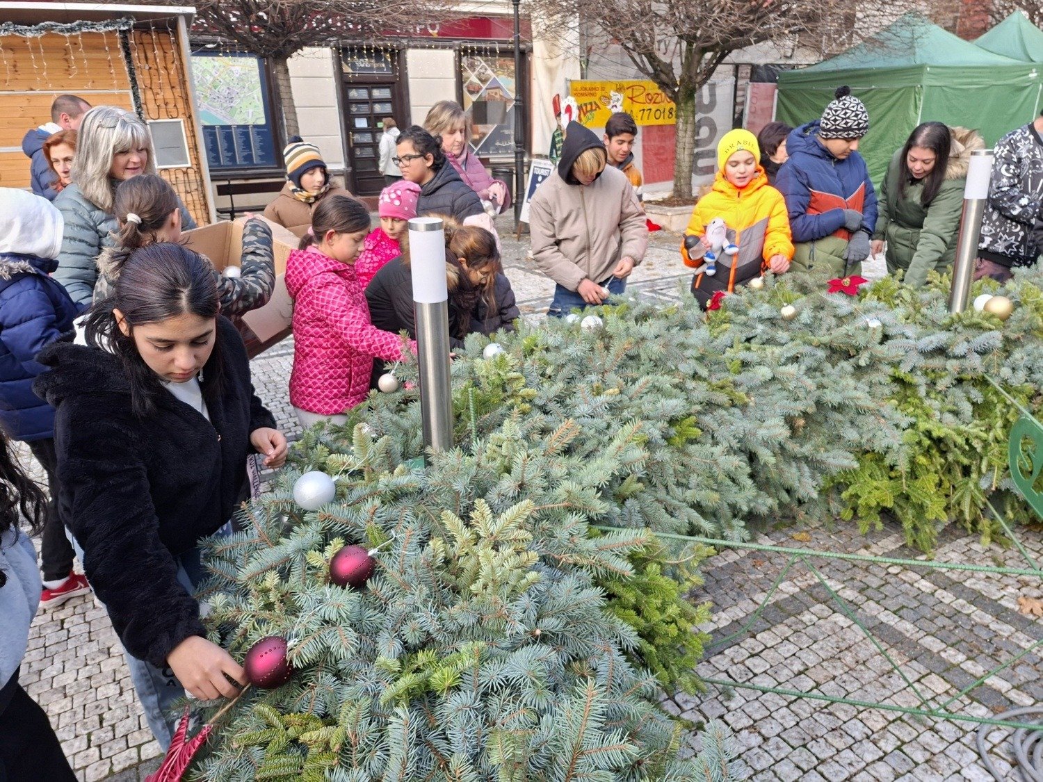 A speciális alapiskola kis diákjai öltöztették díszbe Komárom adventi koszorúját 3 587493520 1428591395934964 5401974695414623920 n