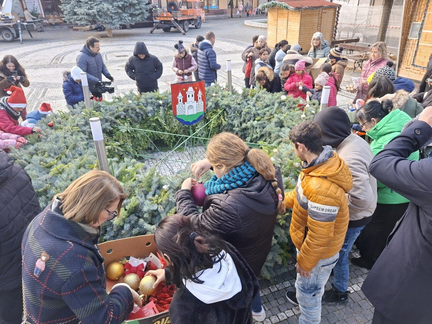 A speciális alapiskola kis diákjai öltöztették díszbe Komárom adventi koszorúját 5 588422155 1428591492601621 89124927176015392 n