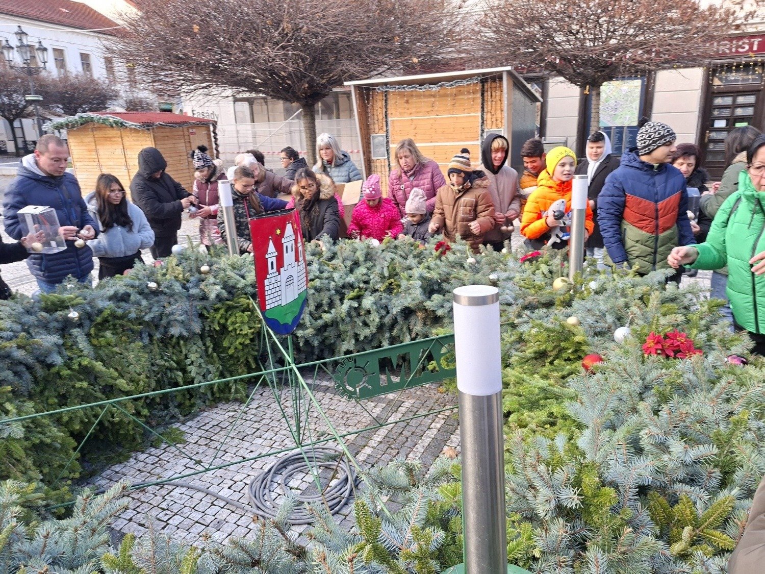 A speciális alapiskola kis diákjai öltöztették díszbe Komárom adventi koszorúját 7 588834905 1428591402601630 7714047764922330717 n