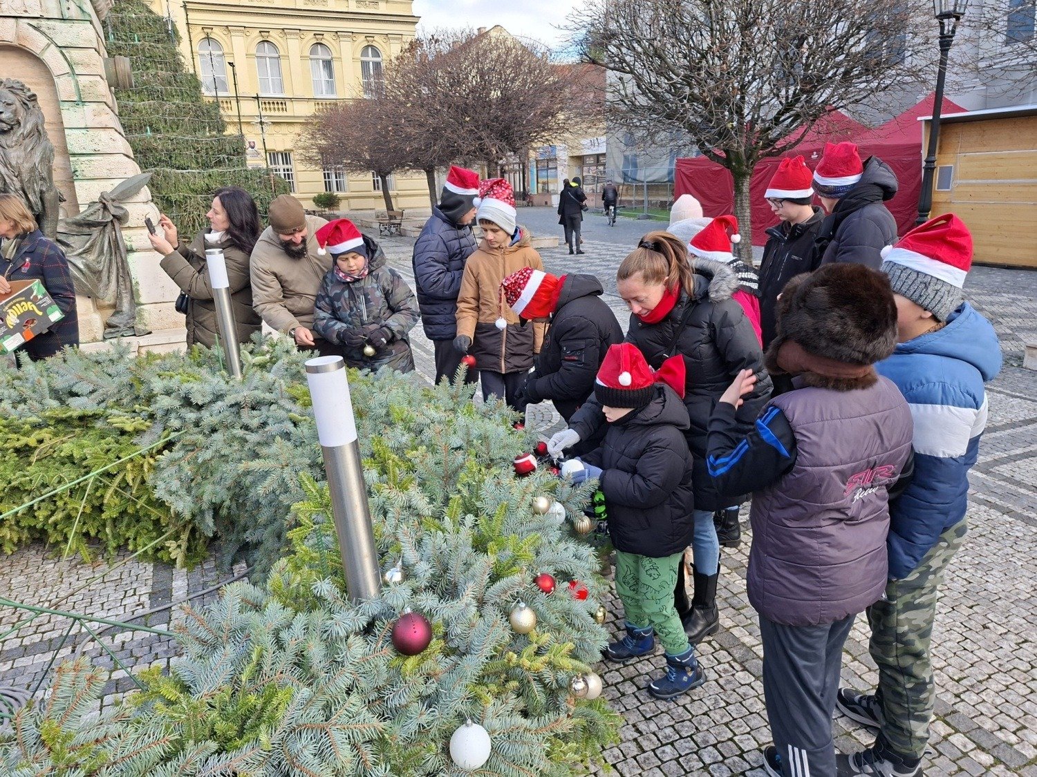 A speciális alapiskola kis diákjai öltöztették díszbe Komárom adventi koszorúját 8 589964574 1428591399268297 4873962563016785037 n