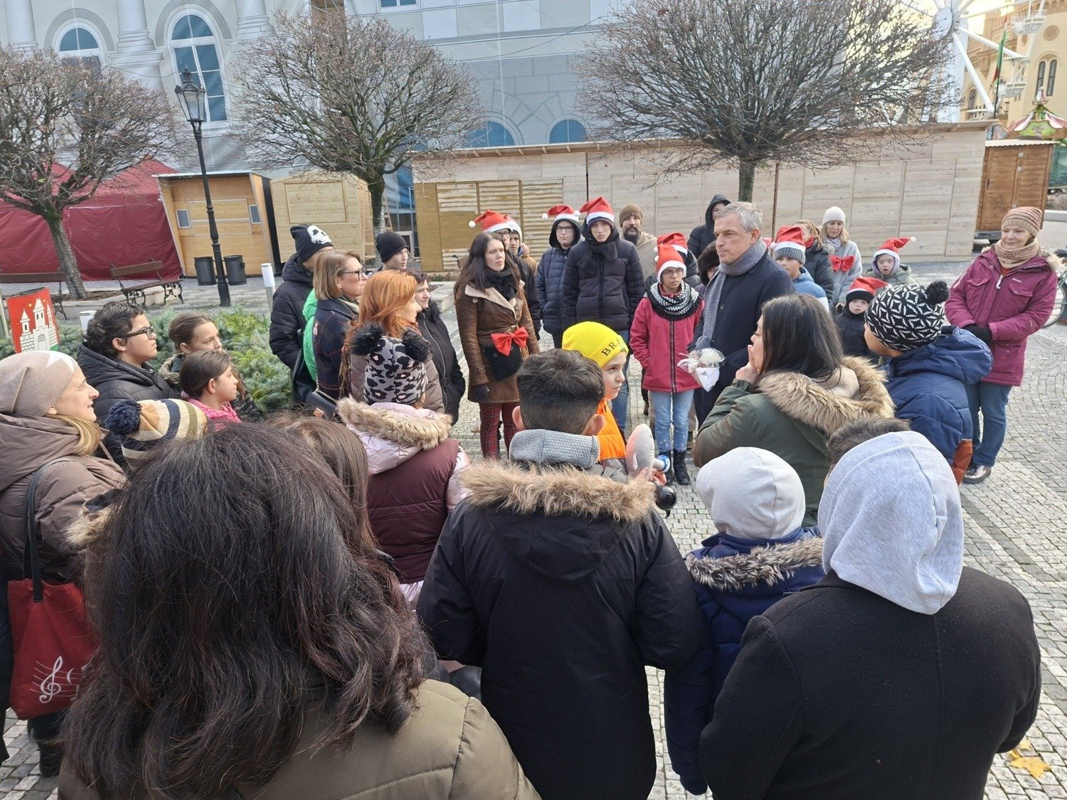 A speciális alapiskola kis diákjai öltöztették díszbe Komárom adventi koszorúját 9 590054568 1428591209268316 8462171563306950292 n