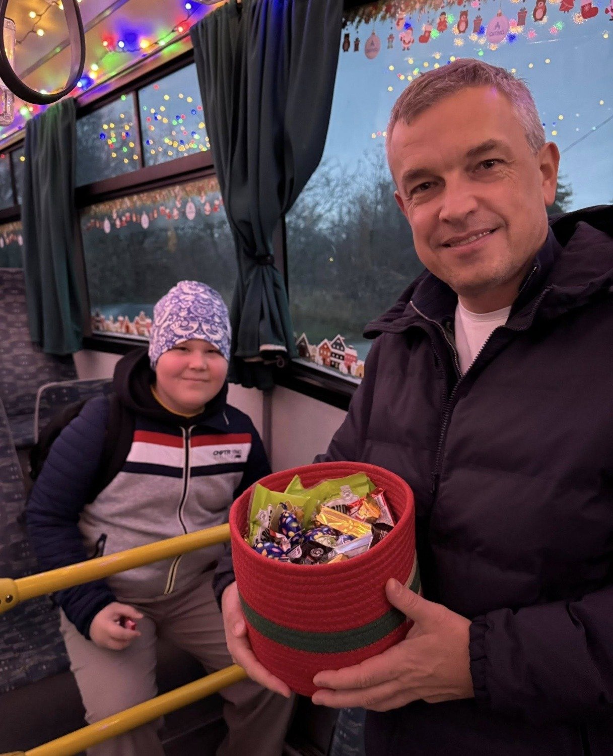 Mikulás busz és csokoládé fogadta az iskolába igyekvő gyerekeket Komáromban 2 593482867 1434958971964873 1454686717593873116 n