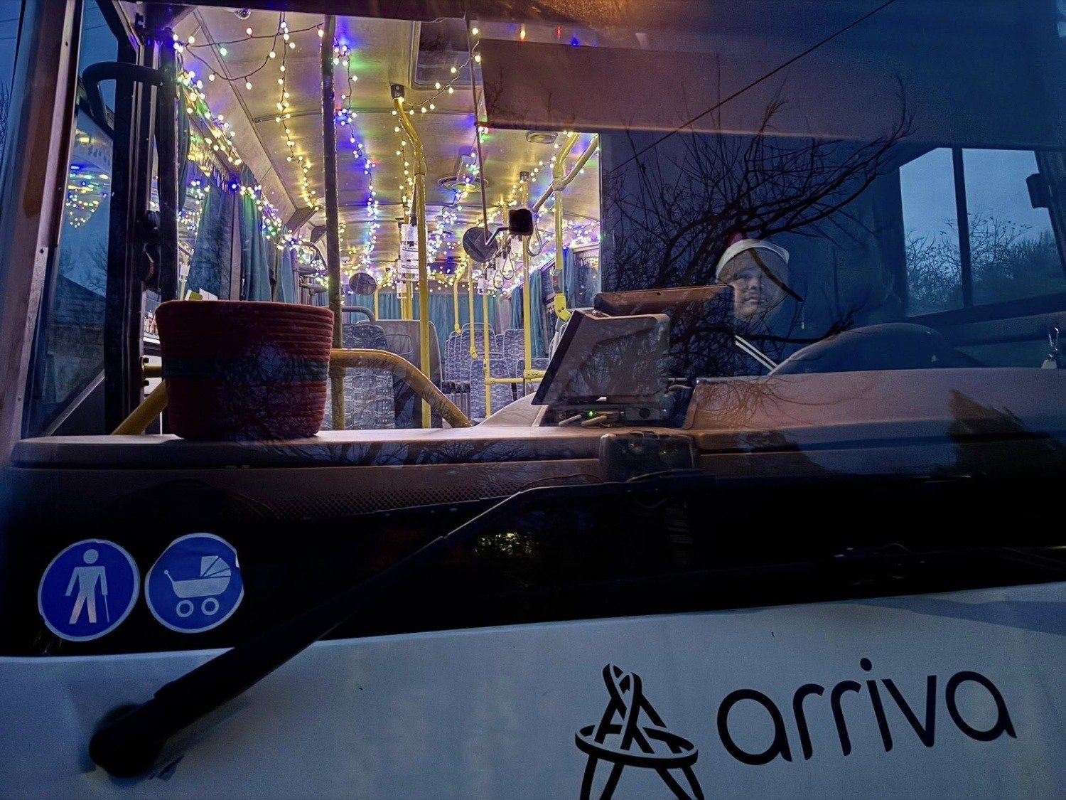 Mikulás busz és csokoládé fogadta az iskolába igyekvő gyerekeket Komáromban 3 593538774 1434958938631543 7011191877482428386 n