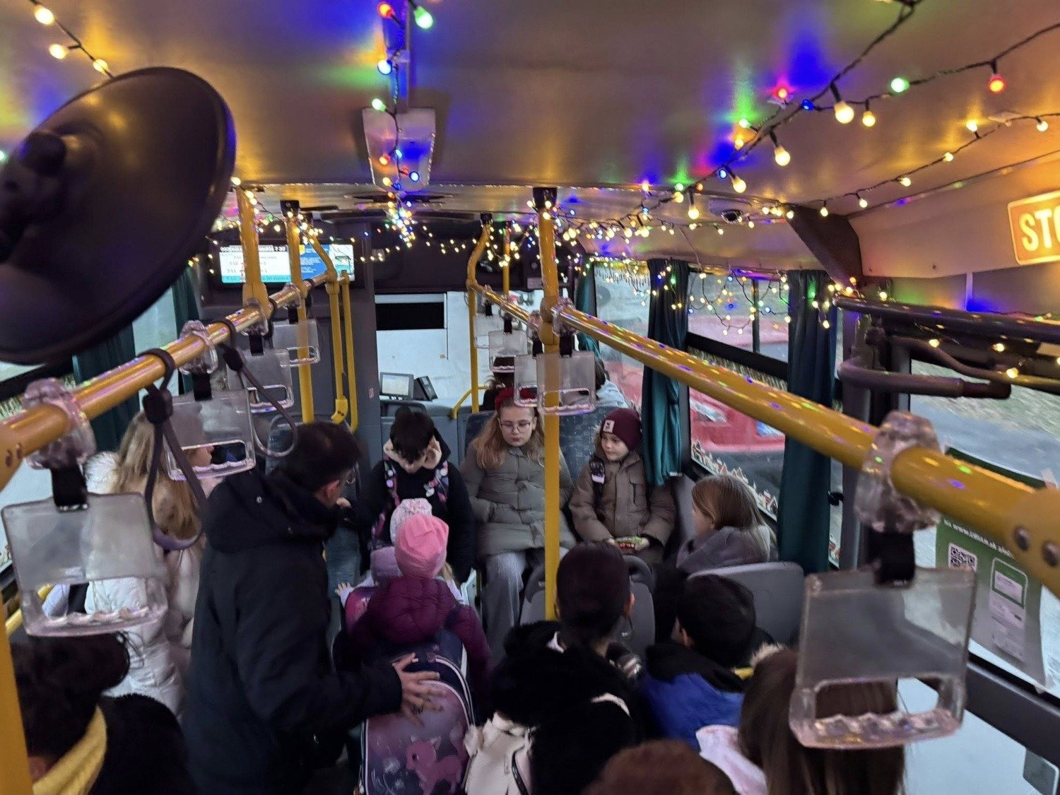 Mikulás busz és csokoládé fogadta az iskolába igyekvő gyerekeket Komáromban 5 594063977 1434959048631532 5658920232325095071 n