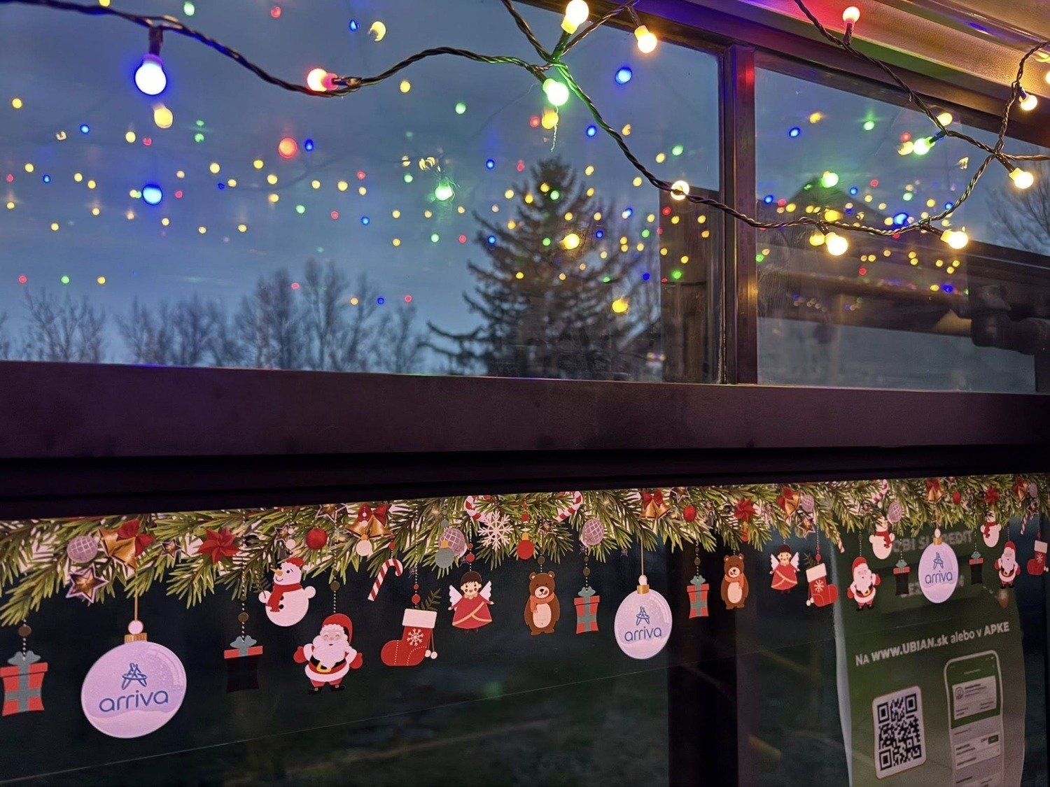 Mikulás busz és csokoládé fogadta az iskolába igyekvő gyerekeket Komáromban 6 594430670 1434959015298202 842067080204112557 n