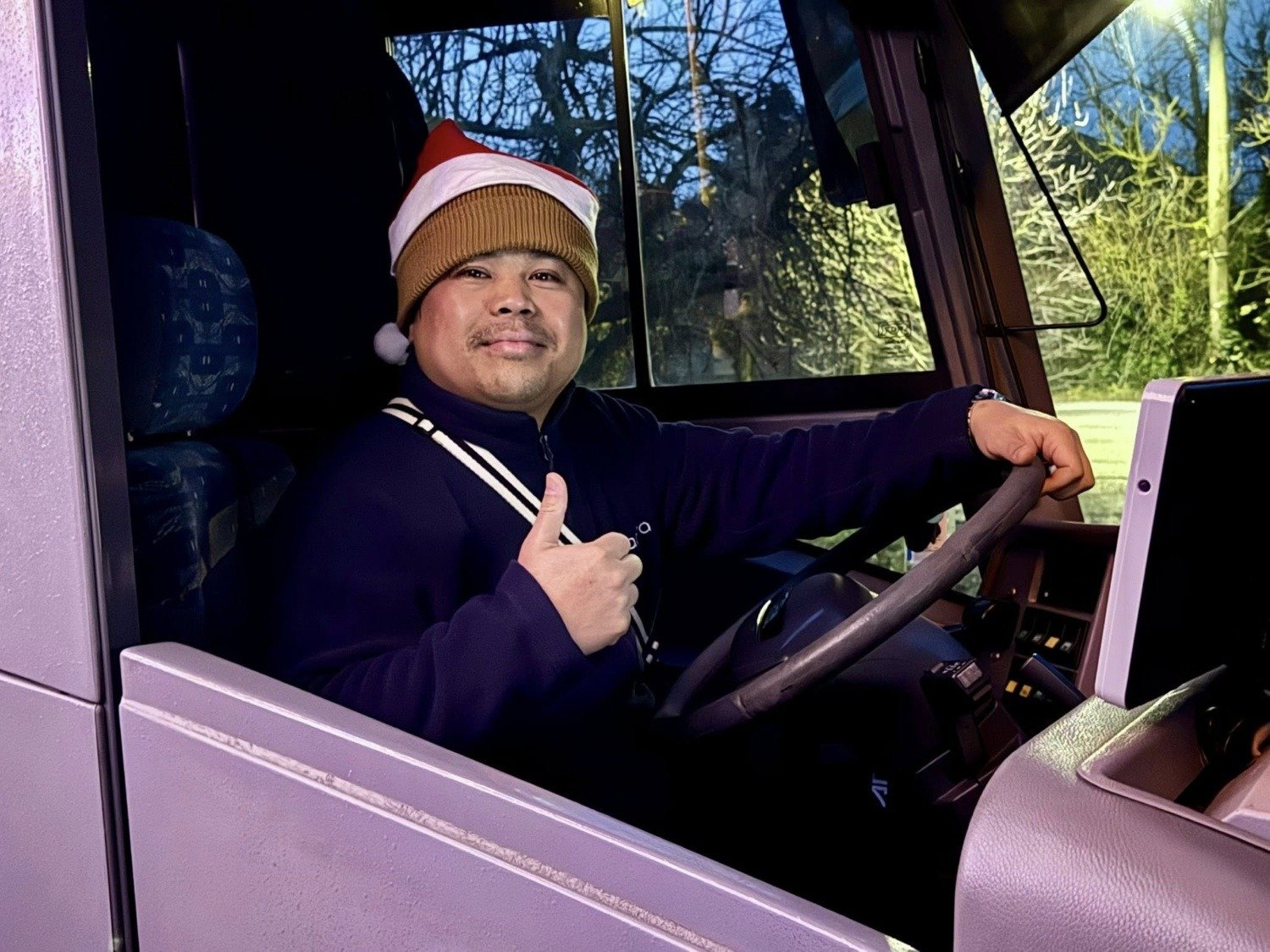 Mikulás busz és csokoládé fogadta az iskolába igyekvő gyerekeket Komáromban 8 594444698 1434959011964869 3374599375393381971 n