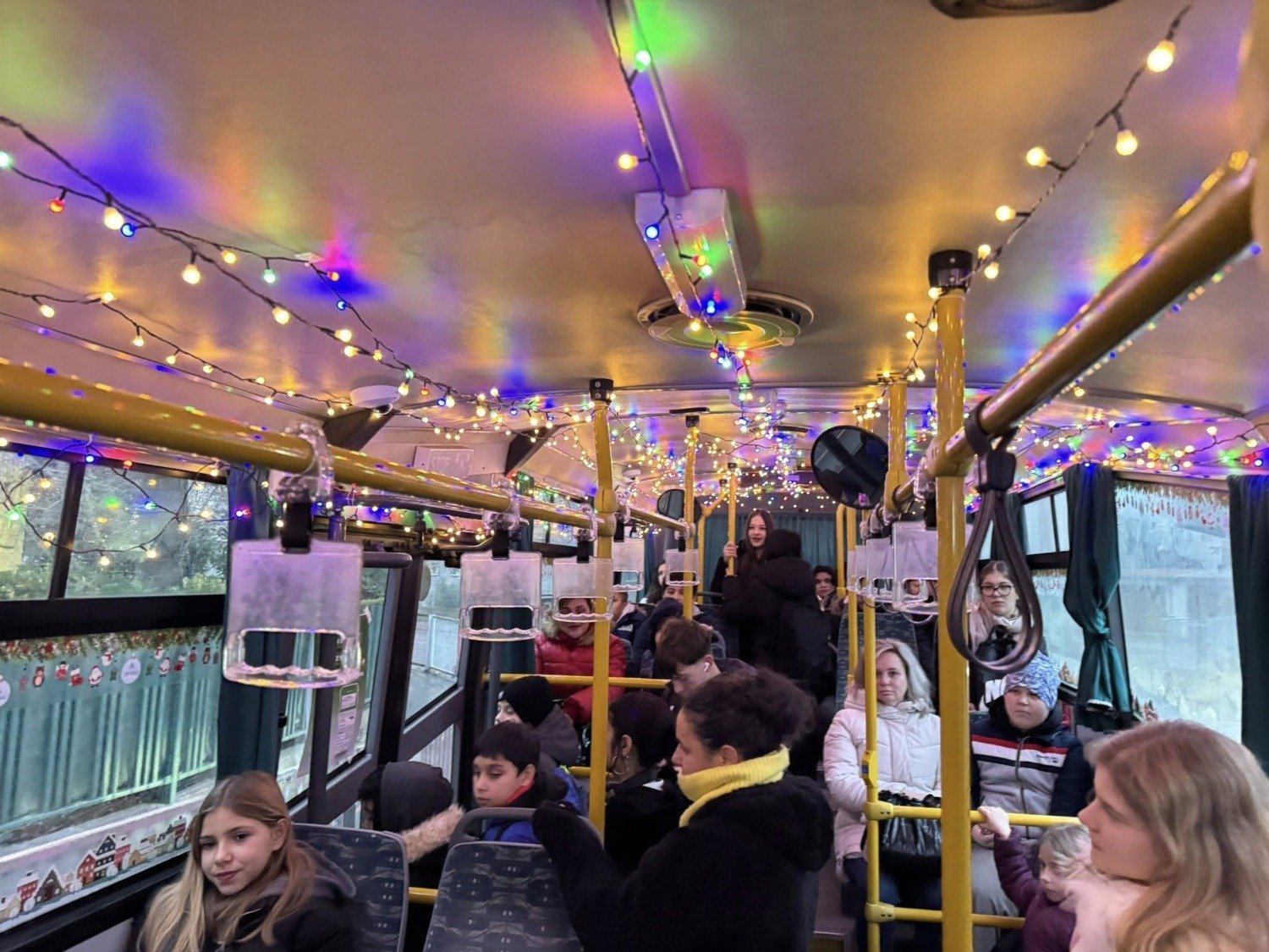 Mikulás busz és csokoládé fogadta az iskolába igyekvő gyerekeket Komáromban 7 594959729 1434958935298210 4310965522724473033 n