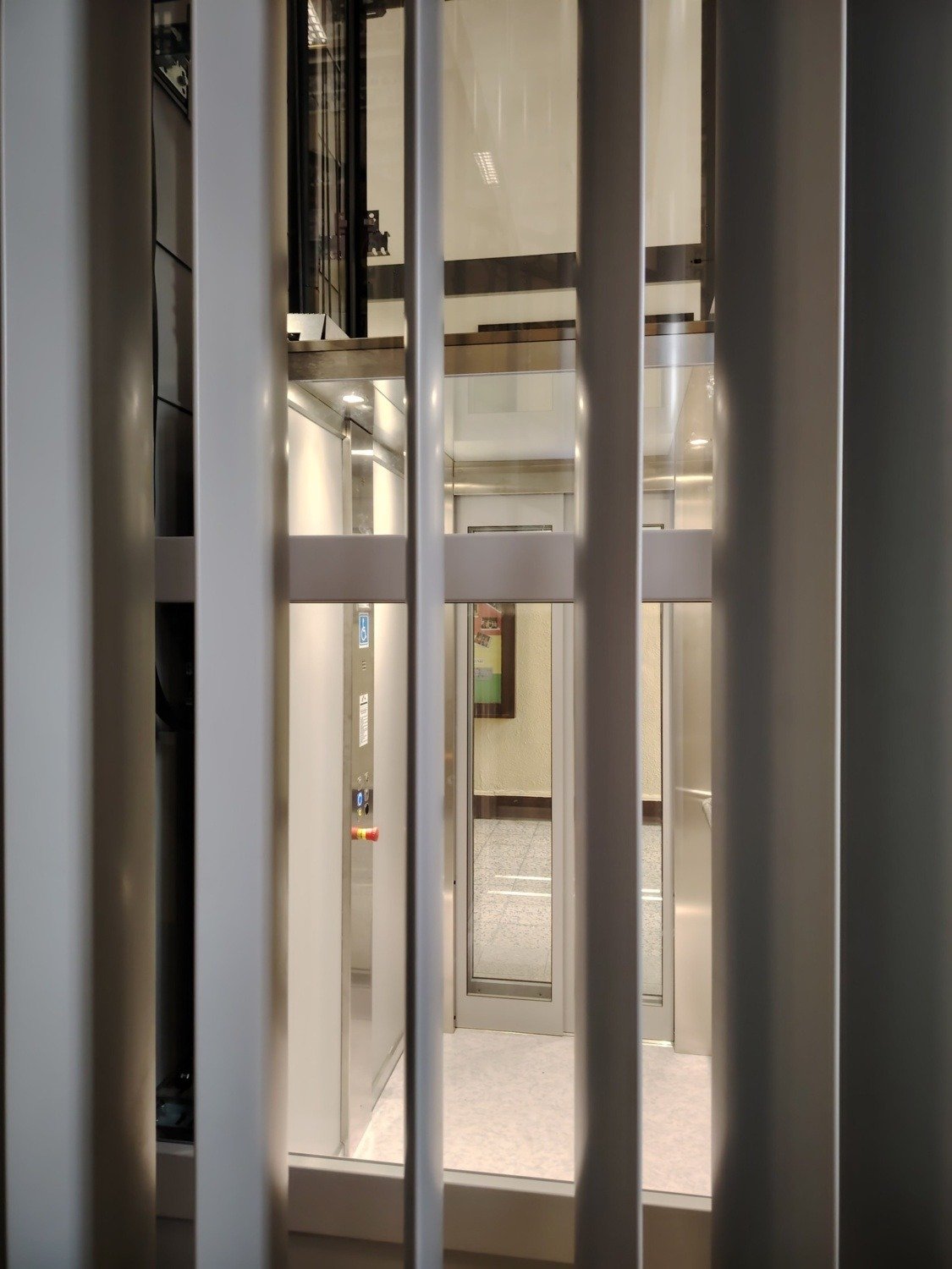 Mozgáskorlátozott felvonó a Selye Gimiben 5 595859532 25424711873811667 7710391084414163644 n