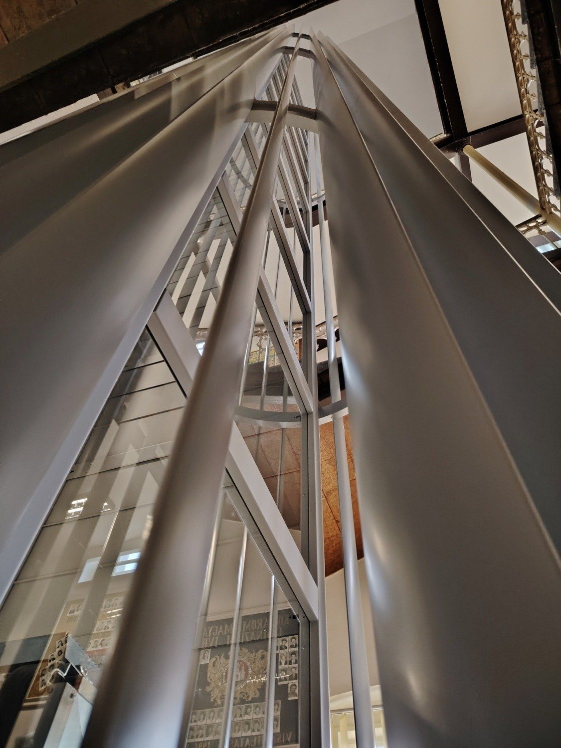 Mozgáskorlátozott felvonó a Selye Gimiben 6 596134999 25424710780478443 8104349498767253611 n 1