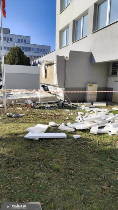 Tragédia Észak-Komáromban: Az Ügyfélközpont tetőrészének leomlása egy ember életét követelte 2 643407914 1332724275570113 8697094973801403195 n 576x1024 1