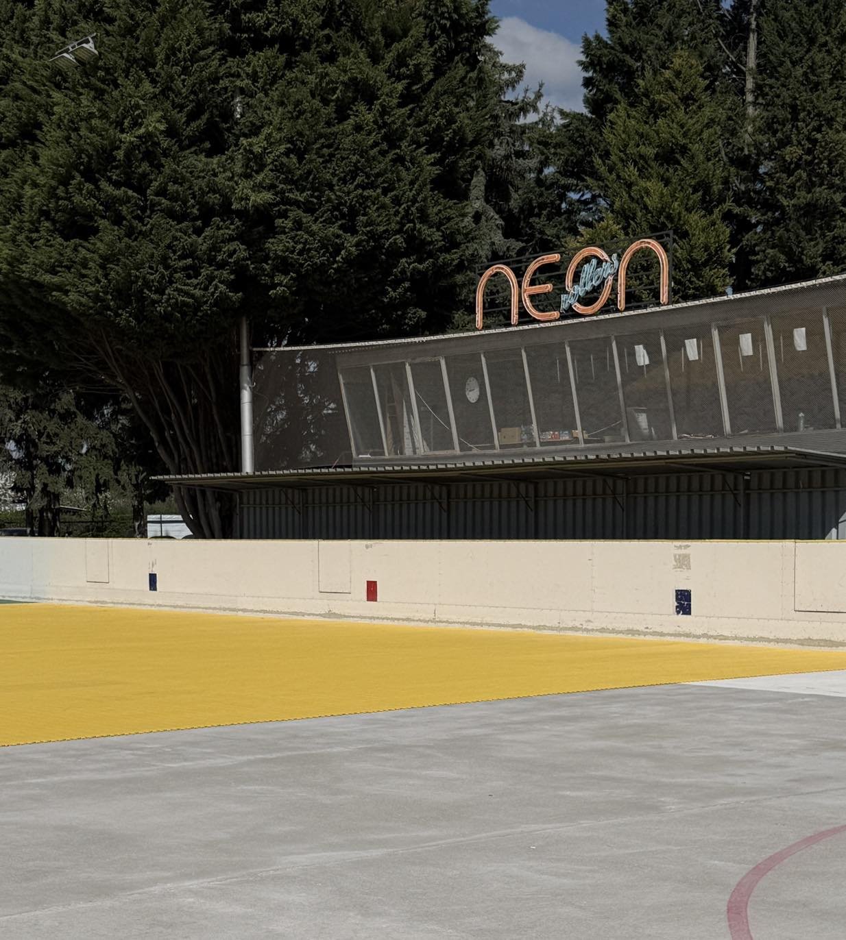 Így lesz jégpályából görkoripálya - Hamarosan nyit a Neon Rollers! 3 670274942 960774190036138 3805281112309436267 n