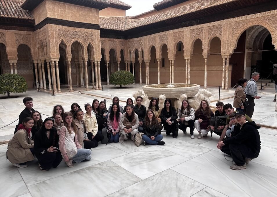 Elmenyekkel La Alhambra El patio de los leones