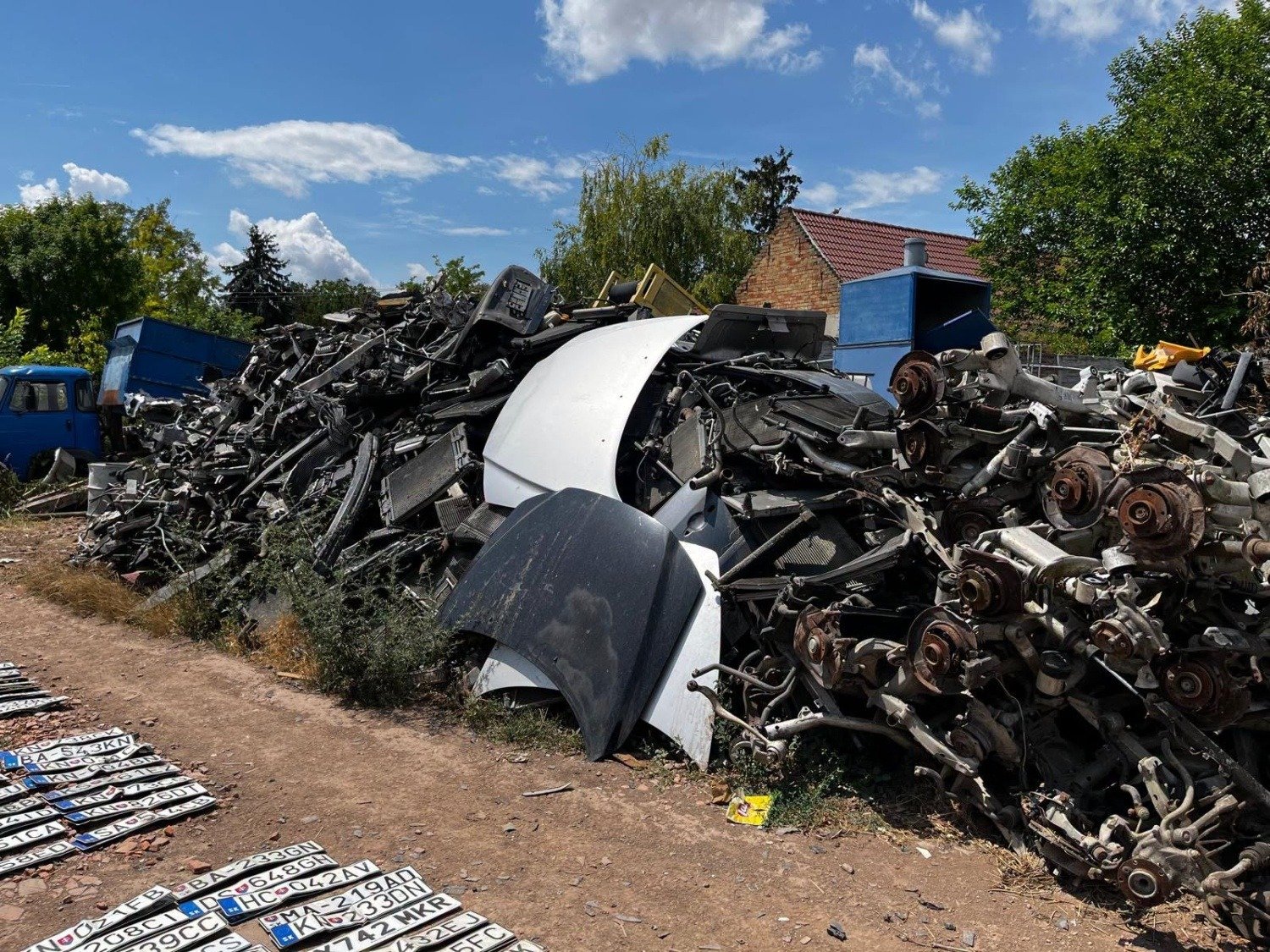 Illegális autóbontóhoz vonult ki a rendőrség Komáromhoz közel 3 740733898 902253305721876 6811802194909435031 n 1