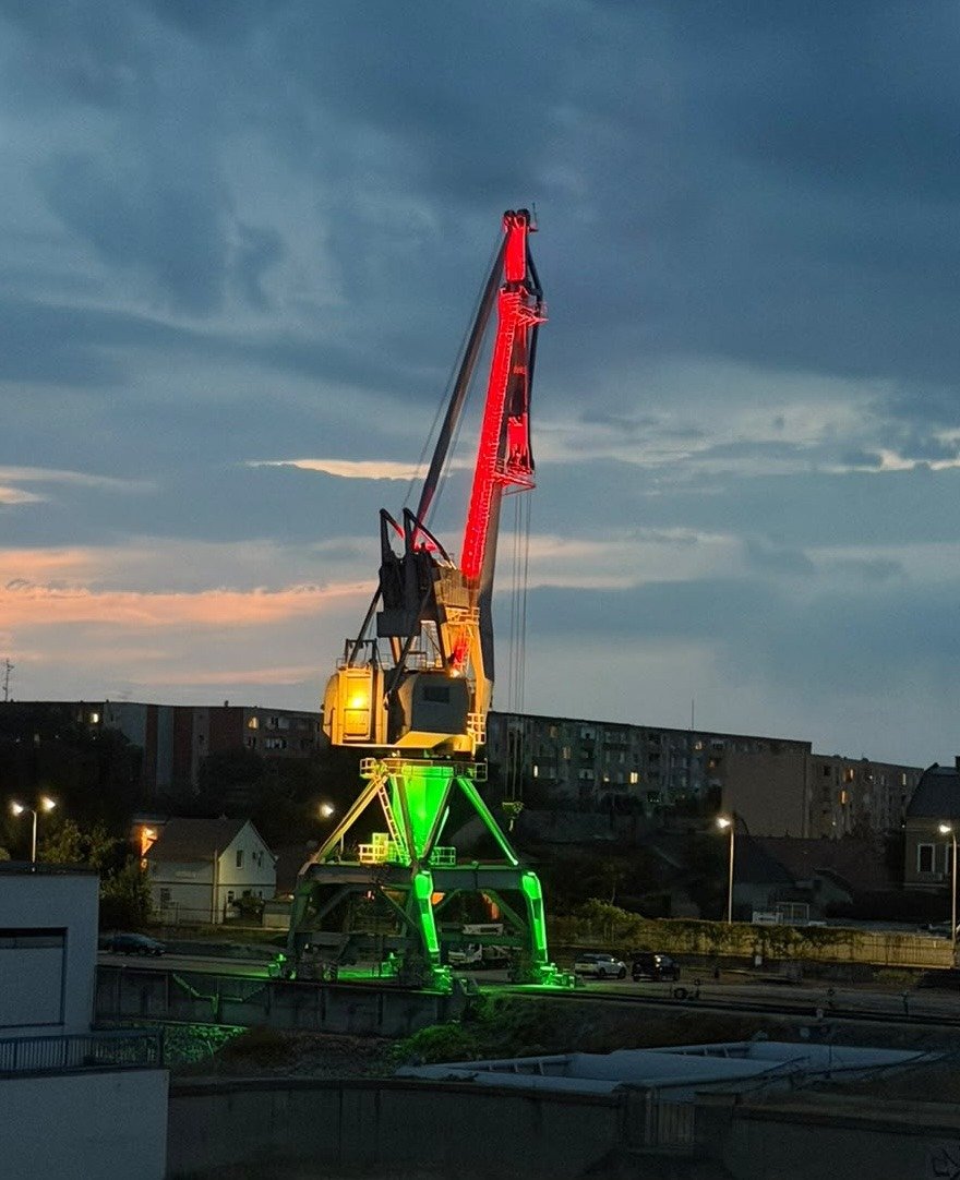 Holnaptól új látványosság Komáromban - díszvilágítást kap a város ikonikus kikötői daruja 2 Daru1