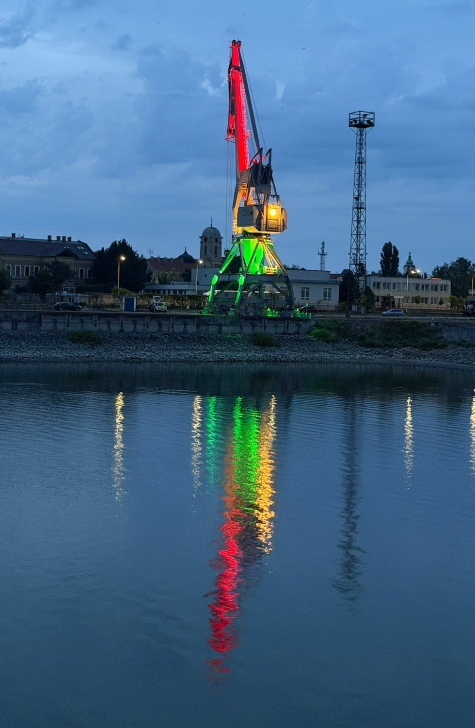 Holnaptól új látványosság Komáromban - díszvilágítást kap a város ikonikus kikötői daruja 3 Daru2