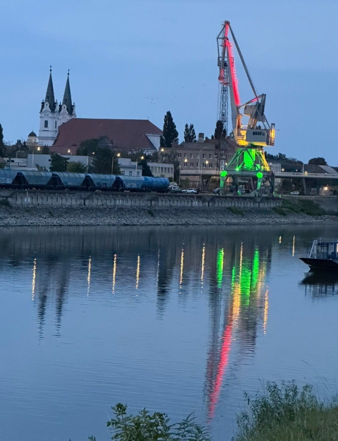 Holnaptól új látványosság Komáromban - díszvilágítást kap a város ikonikus kikötői daruja 4 Daru3