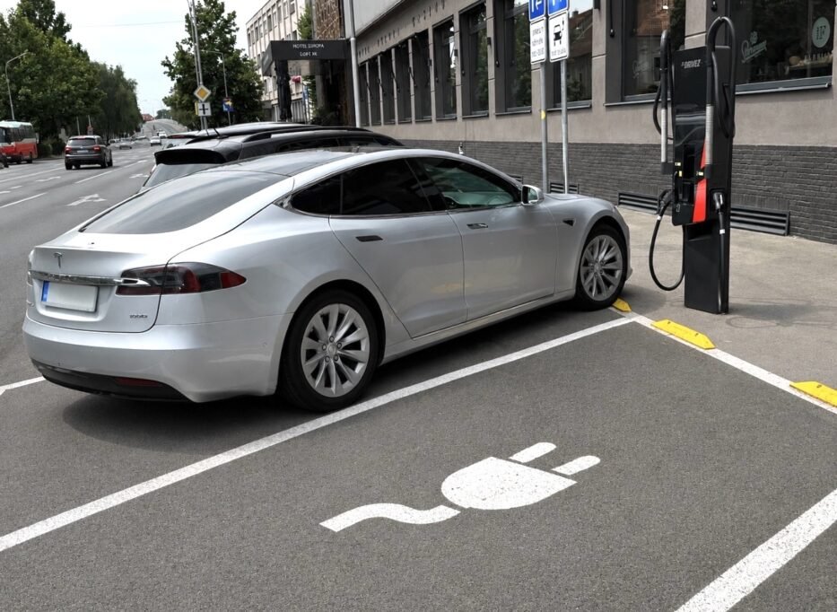 5 új elektromosautó-töltőállomás kezdte meg működését Komáromban 5 Parkolok1
