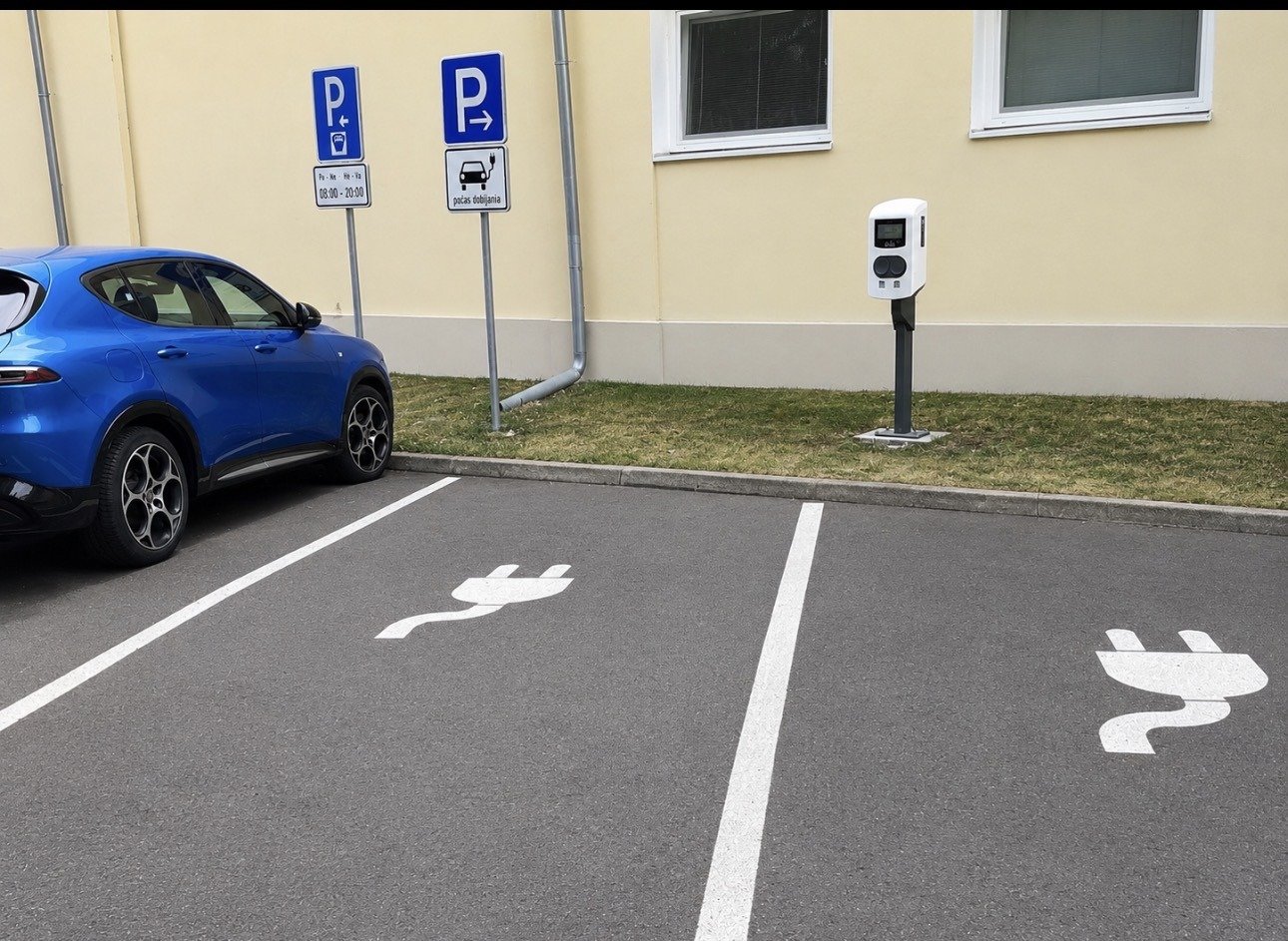 5 új elektromosautó-töltőállomás kezdte meg működését Komáromban 3 Parkolok2