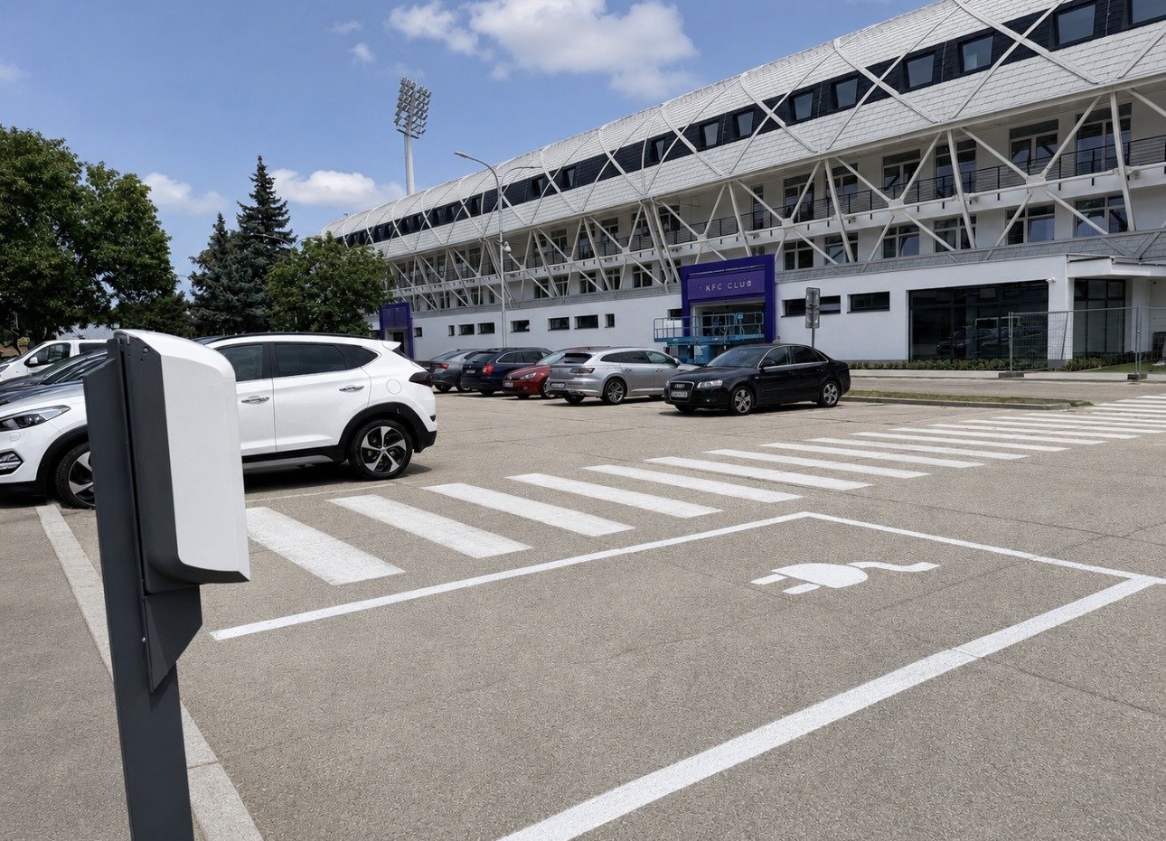 5 új elektromosautó-töltőállomás kezdte meg működését Komáromban 4 Parkolok4