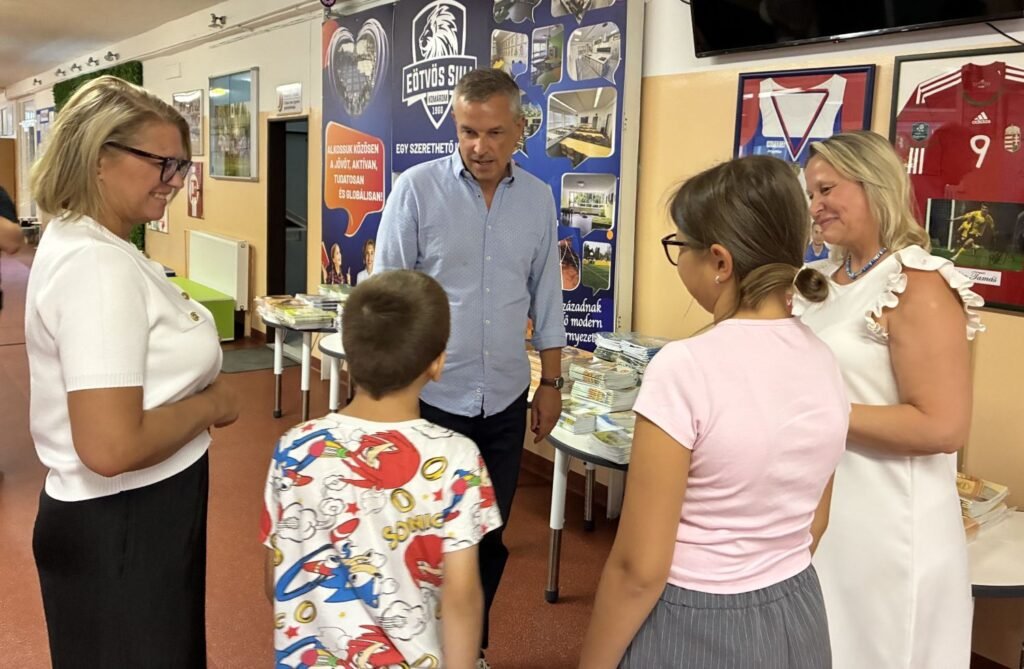 Megkezdődött az iskolaév - Idén is ingyenes füzetcsomaggal indítottak a komáromi diákok 2 eotvos 1 1