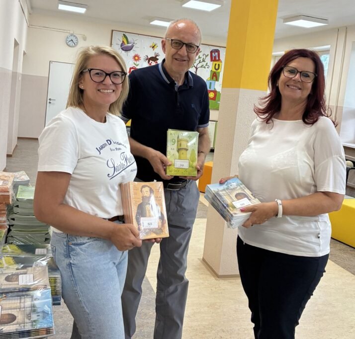 Megkezdődött az iskolaév - Idén is ingyenes füzetcsomaggal indítottak a komáromi diákok 10 prace 1