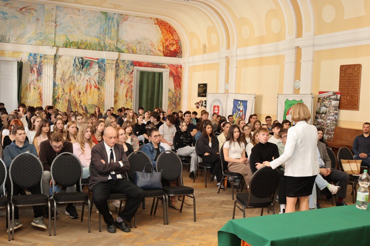 Bögi Viktória, országgyűlési képviselő és államtitkár látogatása a Selye János Gimnáziumban 3 Bogi Viktoria latogatasa SJG2